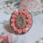 Bague Parisian Roses brodée avec une pierre de gemme : le Quartz Rose orné de cabochons ronds en forme de rose avec des rocailles Argentées japonaises en verre, le tout est monté sur bague en laiton
